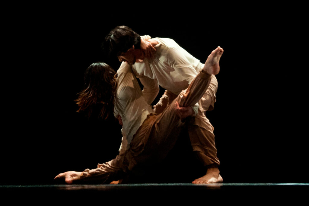 Jhosmar Chitty Oswaldo González bailando la coreografía ANDAR, en el Teatro.